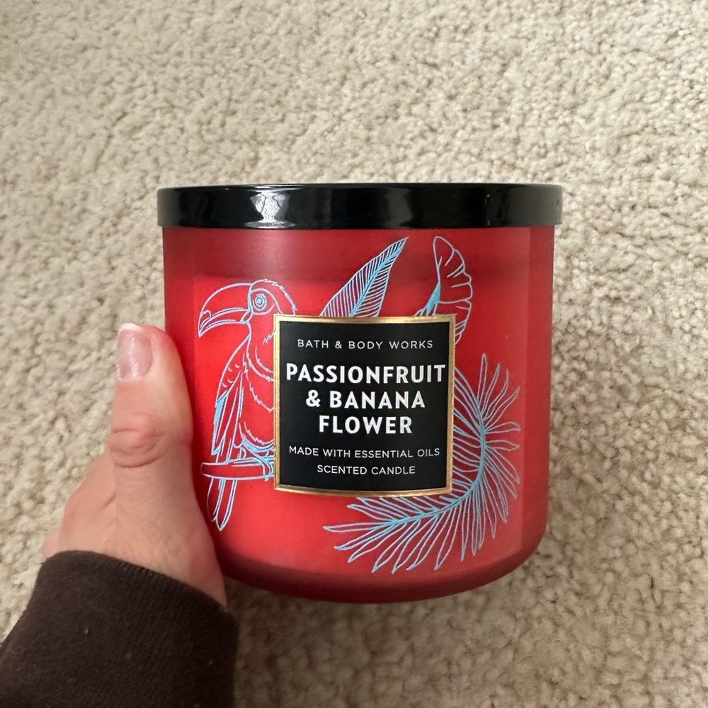 Bath and Body Works banana flower and passion fruit summer candle🐚🌸